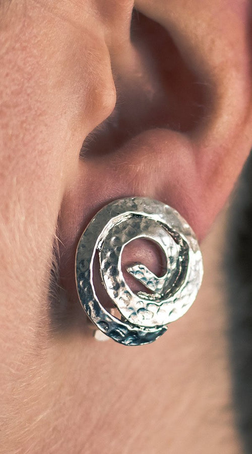 Load image into Gallery viewer, Swirl stud earrings
